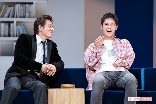 舞台『LeFils息子』で共演した岡本健一（左）と岡本圭人（右）撮影／齋藤周造