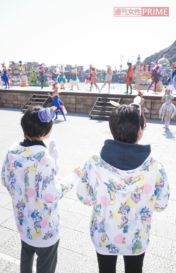 華やかな衣装と、キレッキレの踊りに思わず目を奪われ、ぼーっと見入るふたり……（東京ディズニーシー）　撮影／廣瀬靖士