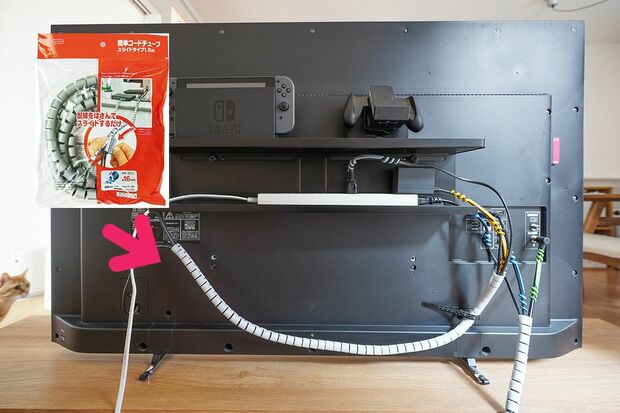 DIYしたラックをゲーム機＆コントローラーの置き場にしたり、電源タップをマグネットで固定するなど、テレビ裏にも収納技が。写真／フジモリタイシ、ヒラヤマタイジロー（『スキマをうめる収納ルール』より）