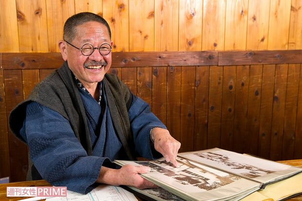 野外劇に打ち込んだ若かりしころの写真もきちんと整理。思い出話は尽きない