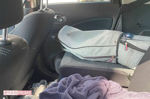 愛車の車内にはゴルフバックや真新しいシューズなどが