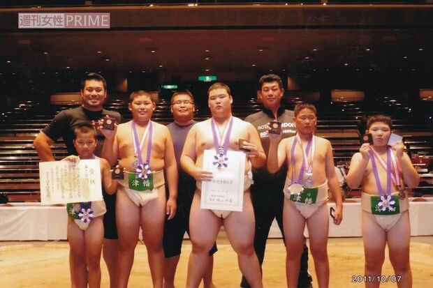 小学校時代に大会で団体3位に輝いた。前列左から2番目が大の里。前列右から2番目が欧勝海、後列右から森山さん、長井さん、父親の知幸さん(津幡町少年相撲教室提供)