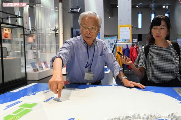 南極大陸の解説をする、ナビゲーターで元隊員の村石幸彦さん　撮影／渡邉智裕