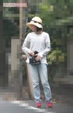 2014年、娘たちと散歩に出かける木村佳乃