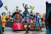 妖艶な雰囲気をまとったダンサーたち (c)Disney