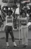 グアムで行われたスポーツ番組で近藤真彦(左)とはしゃぐ明菜