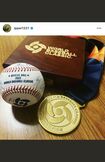 水原一平さんもWBCの金メダルを受け取った(本人インスタグラムより)