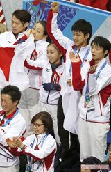 '14年のソチ五輪では髙橋大輔や浅田真央らとともに日本代表に選ばれ、羽生と肩を並べていた高橋成美（中央）