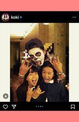 学校のハロウィン行事かホラー風メイクのトト＆制服の娘たち。メイクしててもキムタク（Koki,のインスタグラムより）