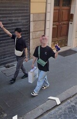 イタリア・ミラノのGoogleストリートビューに写り込んでいるSnowManの佐久間大介と日本テレビアナウンサーの伊藤遼（Googleストリートビューより）