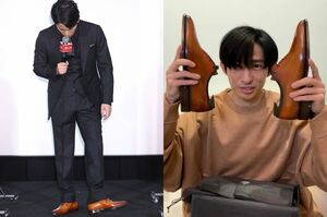 舞台挨拶で靴の内側の“V6”の文字を見せる岡田准一(左)とインスタライブで靴をみせる三宅健