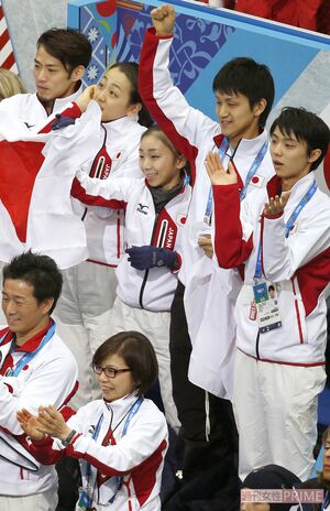 '14年のソチ五輪では髙橋大輔や浅田真央らとともに日本代表に選ばれ、羽生と肩を並べていた高橋成美（中央）