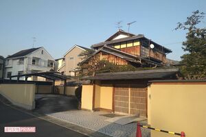 宮本容疑者の自宅。約1000坪、母屋と玄関が4つもある大豪邸だ