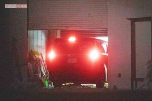 リンクへ入っていく羽生を乗せた車は父の運転。シャッターは母が操作