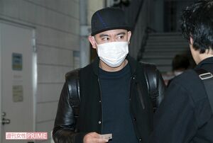 記者の質問に答えるナダル。目がコワい！