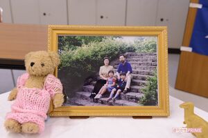 宮沢みきおさん一家。くまのぬいぐるみに着せたセーターは、にいなちゃんが作ったという