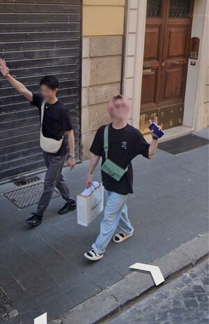 イタリア・ミラノのGoogleストリートビューに写り込んでいるSnowManの佐久間大介と日本テレビアナウンサーの伊藤遼（Googleストリートビューより）