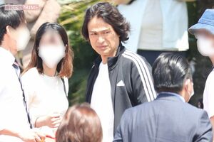 暑さに顔をしかめる江口洋介は、この日最年長の役者として『ネメシス』現場を締めていた