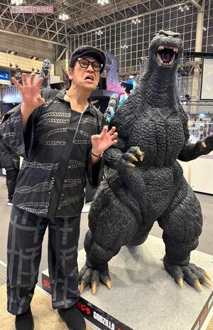 痛風発症から約1か月、古坂さんがプロデュースしているピコ太郎が「東京コミコン」に出演した後、会場内でゴジラと撮影した一枚　写真提供／古坂大魔王さん