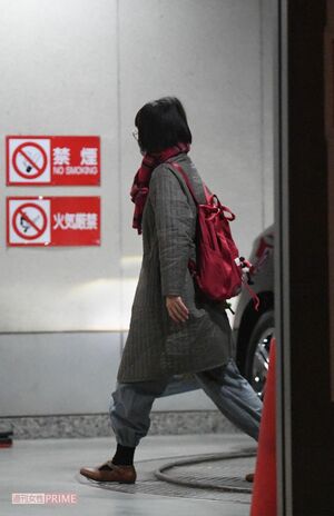 '20年12月中旬、放送の2時間前にラジオ局に入る鈴木杏樹