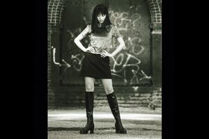 『Don'tyousee!!』のニューヨークロケで撮影したショットは、坂井さんのスタイルのよさも目をひく