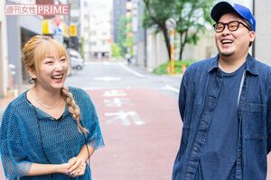 写真撮影中も笑顔が絶えない山田まりやと澤井直人