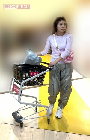 2024年9月中旬、ショッピングカートを押して『ダイソー』に入店する神田愛花アナ。目線はやはりハロウィンコーナーに向いていた