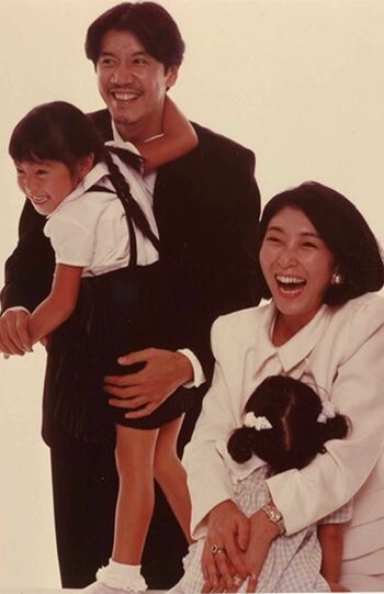 4人家族のファミリー写真。今では長女・桃子と次女・サクラにも子どもが生まれ、奥田瑛二も「孫ができて改心した」と、安藤和津は語る