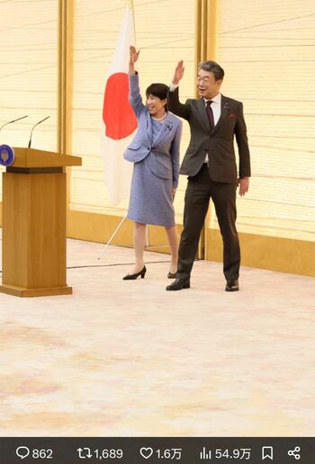 ボーイスカウトの受章者にエール「弥栄」を返す高市首相（高市早苗首相の公式Xより）