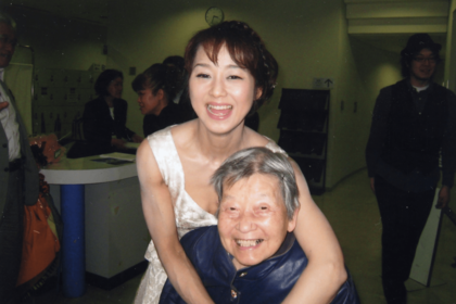 朗読会の衣装で。施設利用者さんとの仲良しショット