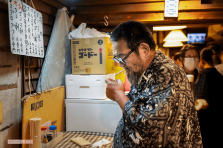 新橋には赤松の行きつけ店が何軒かある。ここ『大友』でのお気に入りメニューは『牡蠣おでん』(撮影/佐藤靖彦)