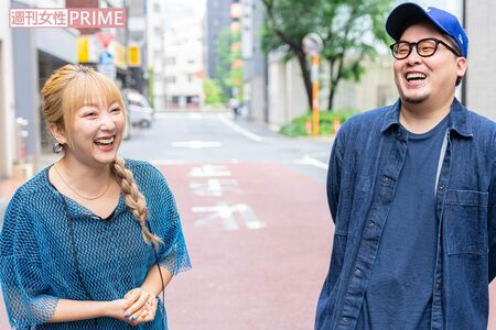 写真撮影中も笑顔が絶えない山田まりやと澤井直人