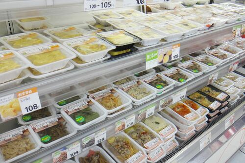 豊富な100円惣菜とご当地メニュー。使いやすいサイズの惣菜が常時50種以上。北海道名物のザンギや、ガラナなども