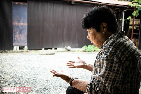 「発病後、弱っていく賢一に毎晩、子守唄を歌いました。ポンポン身体を叩いたり足をさすったりしながらね。そうすっと、私がそばにいることがちゃんとわかるやろ?」と清子さん 撮影/伊藤和幸