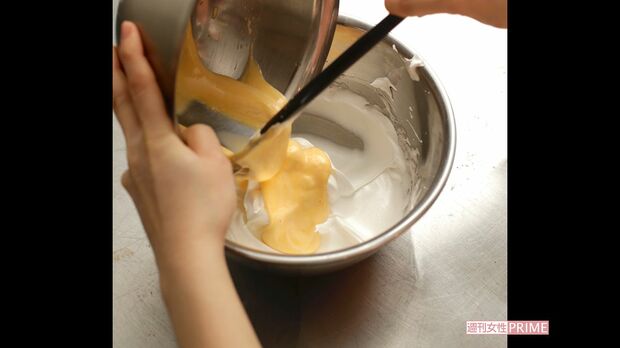 卵黄にメレンゲを少量混ぜてから加えると分離しにくく、なじみやすい