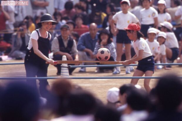 運動会の親子競技に挑む神田沙也加さん(当時11歳)と松田聖子(1997年10月)。暖かい声援も