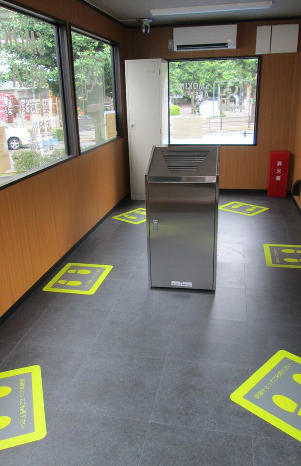 三鷹駅北口にある喫煙トレーラーハウスの内観（コロナウイルス対策のために6人まで使用可能になっている）
