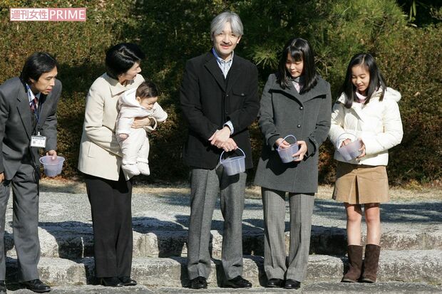 弟の悠仁さまがお生まれになった翌年、秋篠宮さまご一家でご静養に。膝上スカート、ハーフブーツのおしゃれなスタイルで目を引く佳子さま