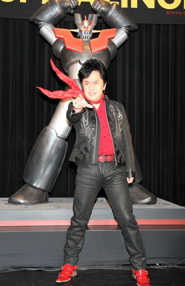 決めポーズを取る水木一郎さん