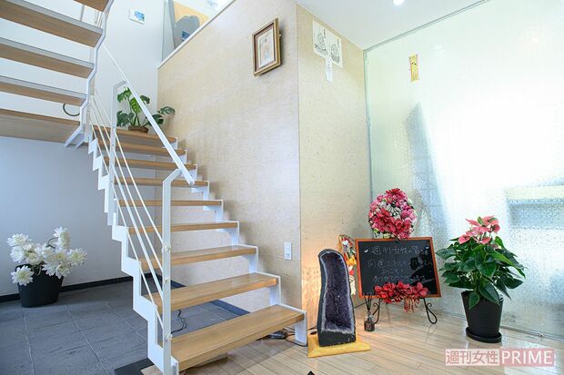 吹き抜けで開放感のある玄関ホール。来客があるときは木村さん自らたたきを水拭きする（撮影／渡邉智裕）