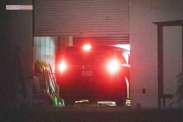 リンクへ入っていく羽生を乗せた車は父の運転。シャッターは母が操作