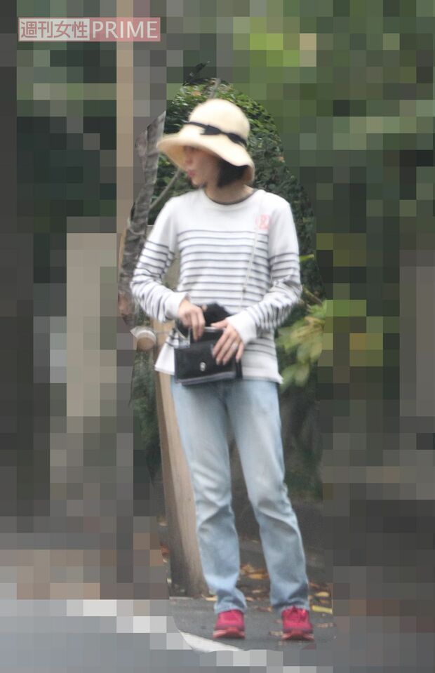 2014年、娘たちと散歩に出かける木村佳乃