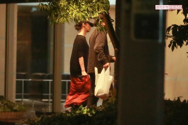 雨の中、お弁当を買って自宅マンションに帰宅した有森と片嶋監督（その４）