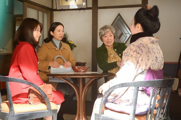 鈴子に紹介され、店の裏にあるアパートを訪ねたみね子。愛子も一緒に来てくれた　(c)NHK