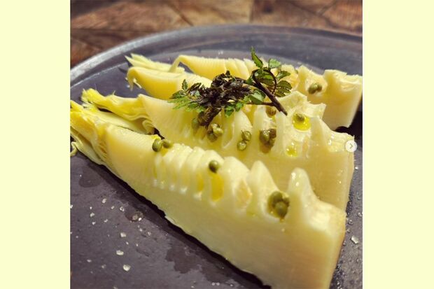 春には旬のたけのこを皮ごとオーブンで丸焼きに（鶴田のインスタグラムより）