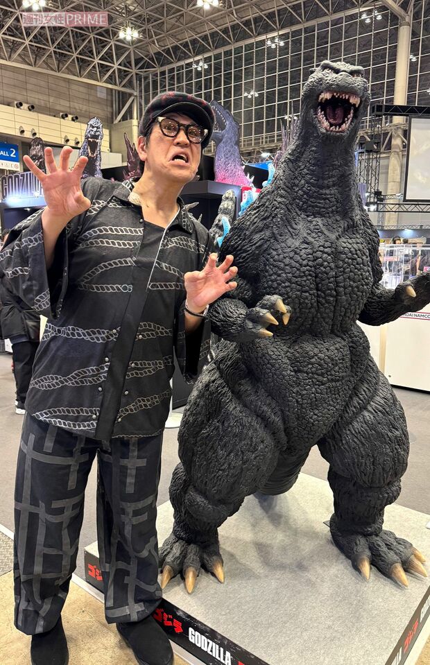 痛風発症から約1か月、古坂さんがプロデュースしているピコ太郎が「東京コミコン」に出演した後、会場内でゴジラと撮影した一枚　写真提供／古坂大魔王さん