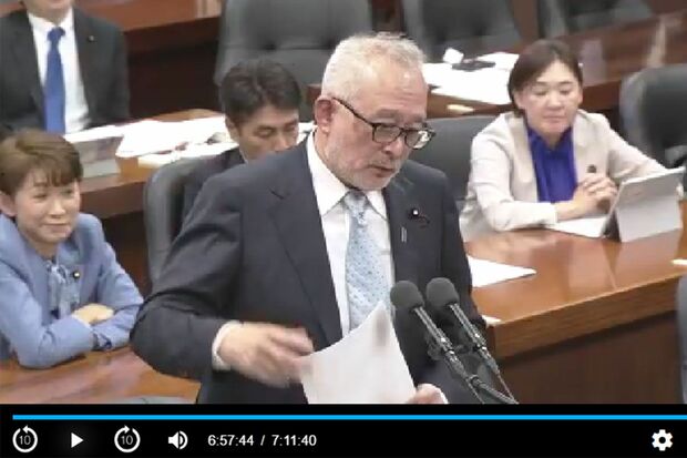 質問者の左後ろに映る法務委員会審議中の立憲民主党・鎌田さゆり議員（「衆議院インターネット審議中継」より）