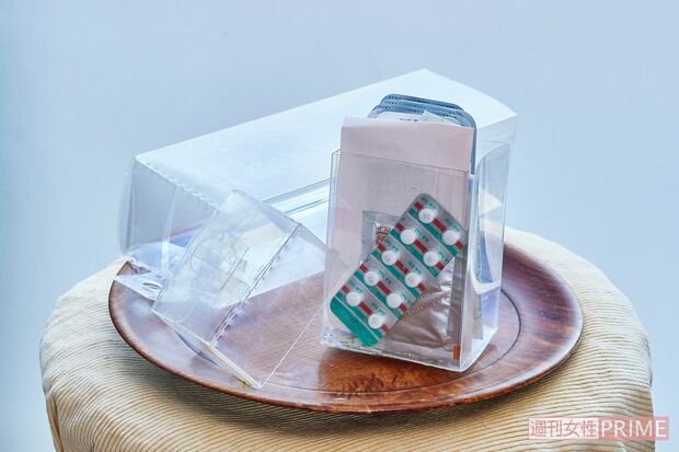 透明なお菓子の容器は常用薬の大きさに合わせて切り、保管ケースに。中身が見えるので服薬管理もしやすい。「何に使おうかと、アイデアを練るのが楽しみです」（撮影／廣瀬靖士）