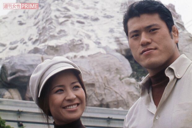 アントニオ猪木さん（右）と元妻・倍賞美津子さん（1972年撮影）