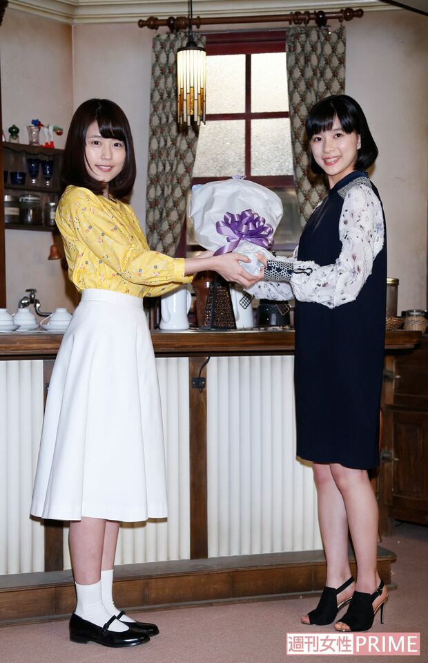 『べっぴんさん』の芳根京子(写真右)から『ひよっこ』の有村架純へ、ヒロインバトンタッチセレモニーが行われた 撮影/伊藤和幸